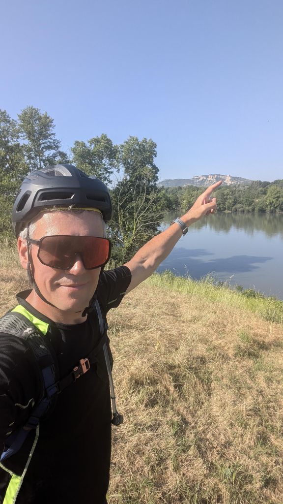 Selfie face au Rhône, bras levé vers les collines